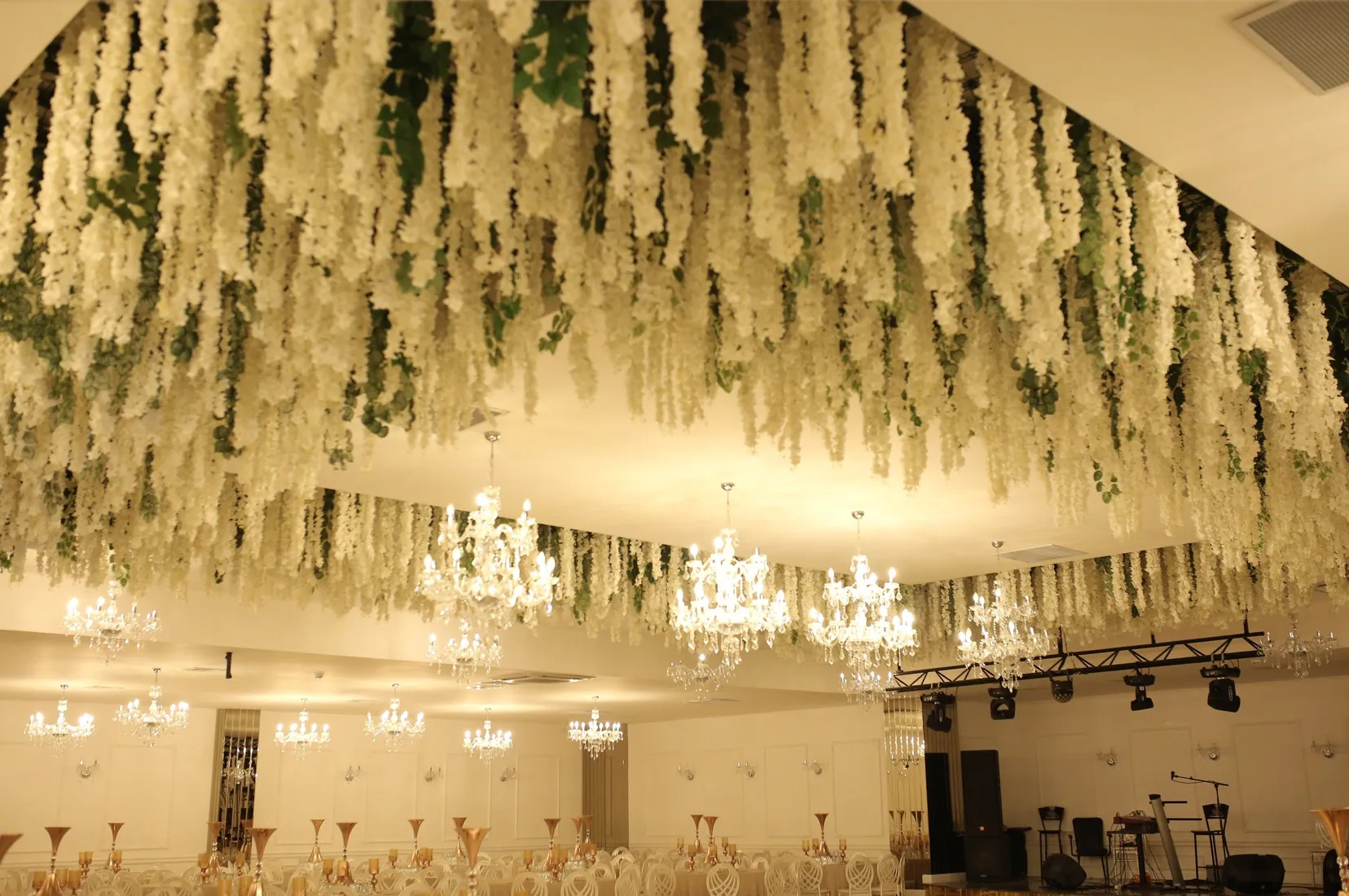 Boutique Salon tavanından sarkan beyaz çiçek düzenlemesi