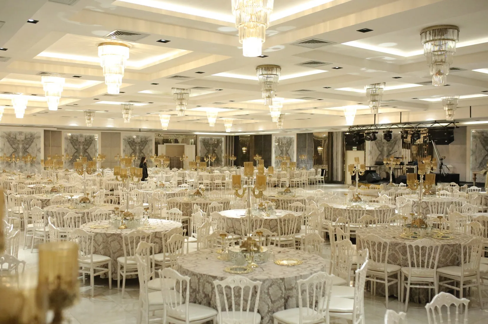 Grand Salon'un kristal avizelerle aydınlatılmış geniş balo salonu