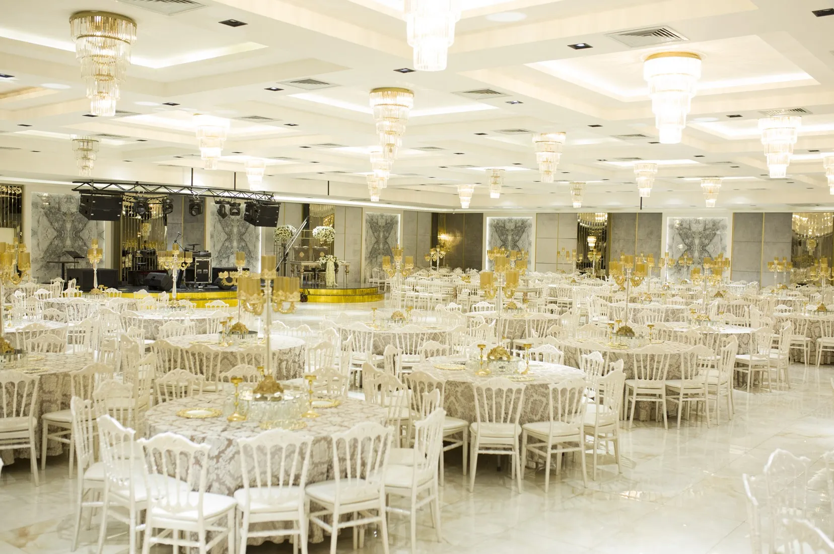 Grand Salon'da hazırlanmış yuvarlak masa düzeni