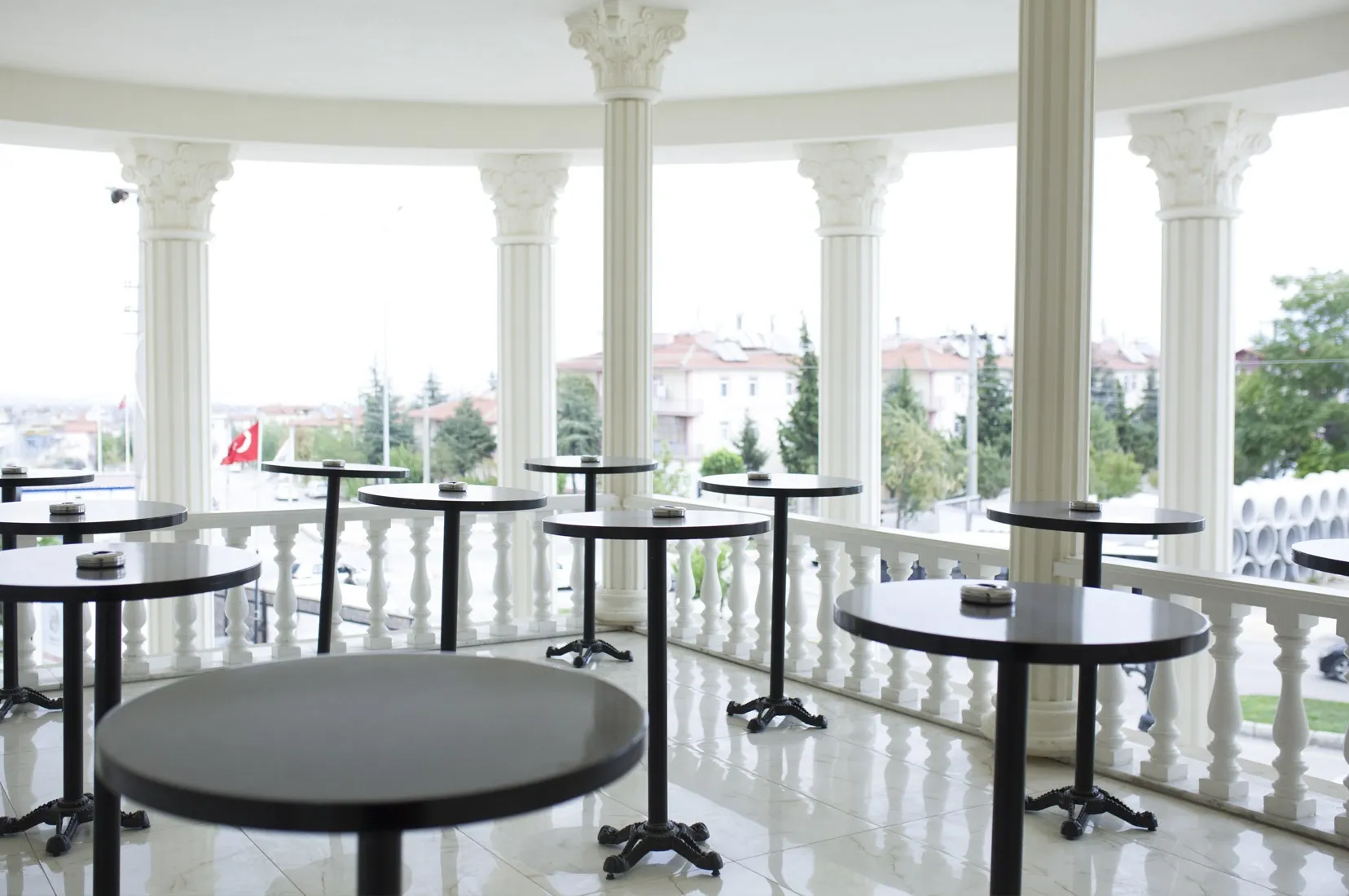 Sütunlu teras ve şehir manzarası